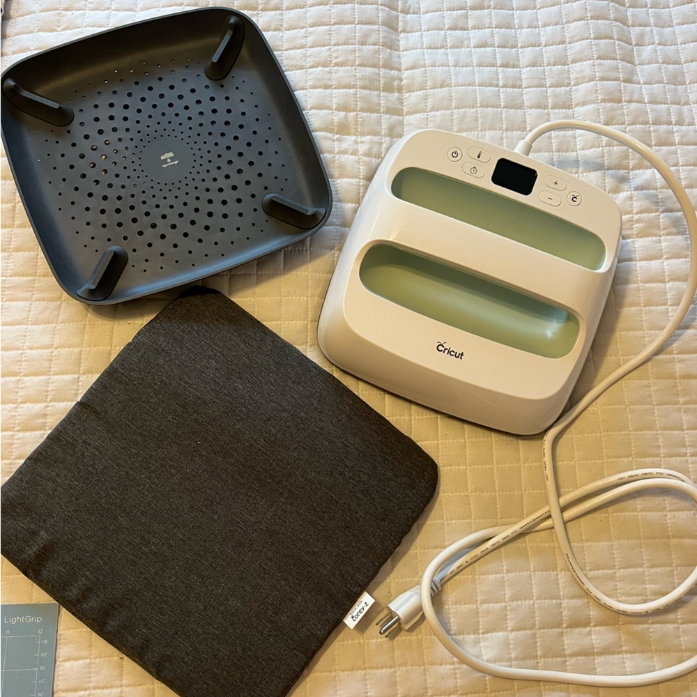 BRAND NEW Cricut Easy Press 2 12x10 Mint + Additional Materials